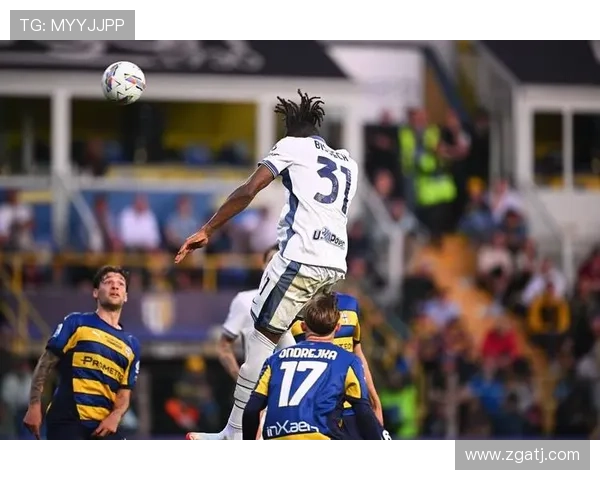 库普梅纳斯传中被扑后图拉姆紧随其后射门再遭门将拒绝